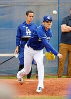 　ブルペンで投球練習するドジャース・佐々木＝グレンデール（共同）