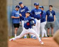 　ロバーツ監督（奥中央）が見守る中、投球練習するドジャース・山本＝グレンデール（共同）