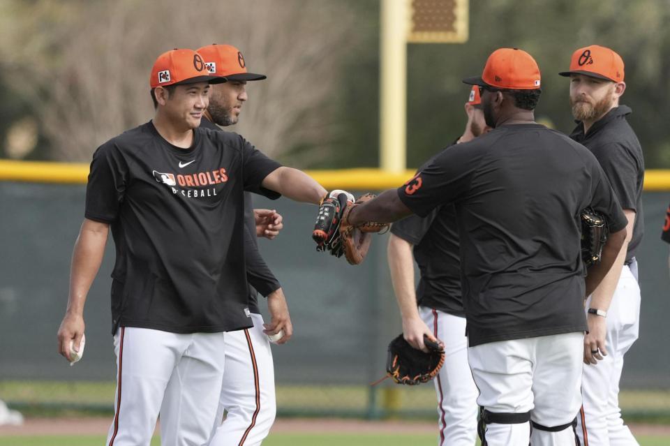 　キャッチボールの前にタッチを交わすオリオールズ・菅野（左）