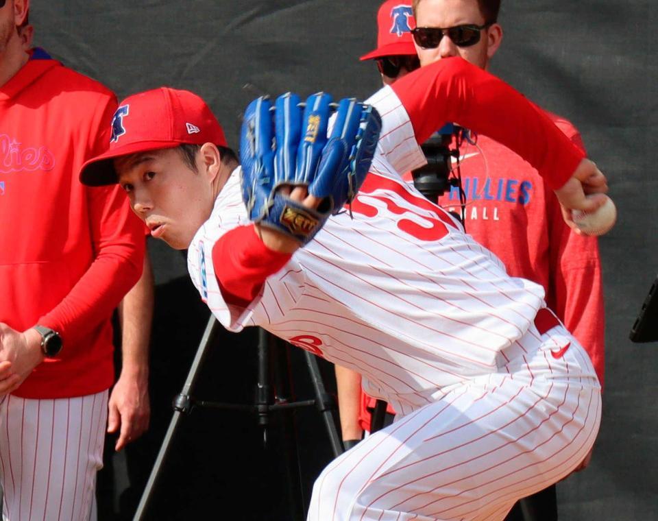 　ブルペンで投球練習する青柳（共同）