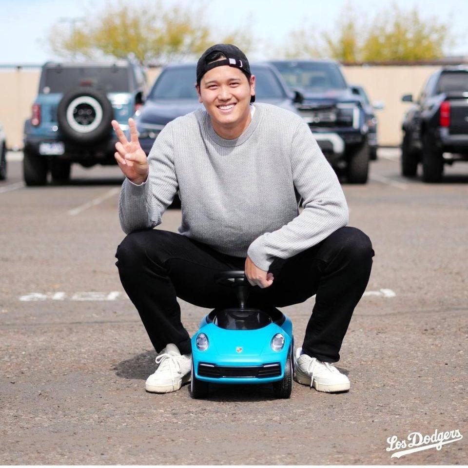 　子供用のポルシェに乗ってピースサインを作る大谷（ロサンゼルス・ドジャース提供）