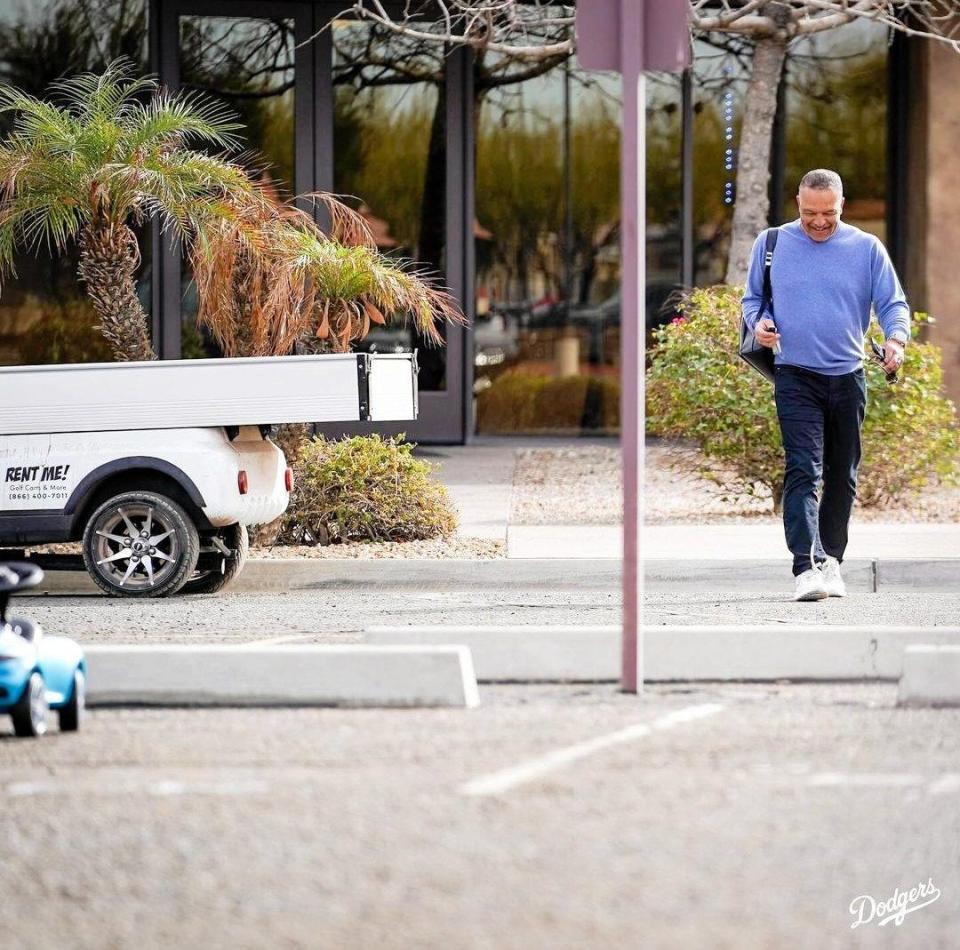 　帰路に就くロバーツ監督（ロサンゼルス・ドジャース提供）