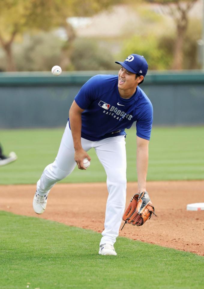 　投内連係の練習をするドジャース・大谷＝グレンデール（共同）