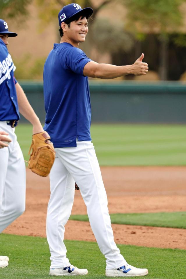 　練習の合間に笑顔を見せるドジャース・大谷＝グレンデール（共同）