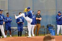 　ブルペンで投球練習する佐々木