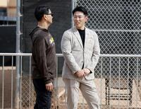 　パドレスのキャンプ地を訪れた日本代表・井端監督（右）