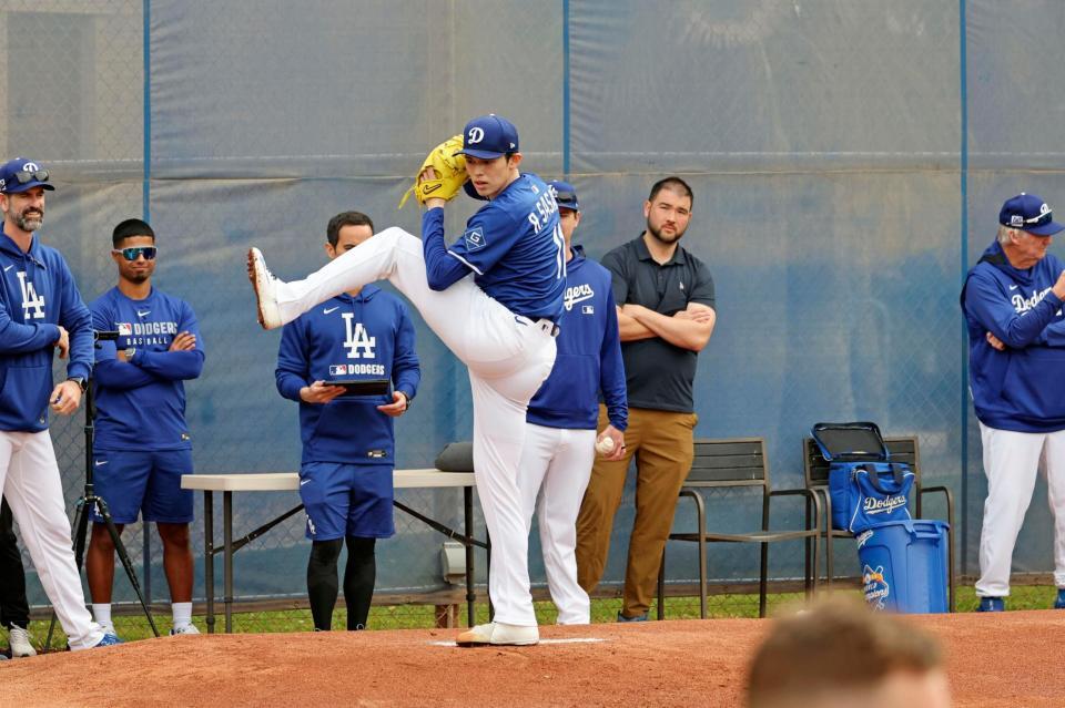 　ブルペンで投球練習する佐々木