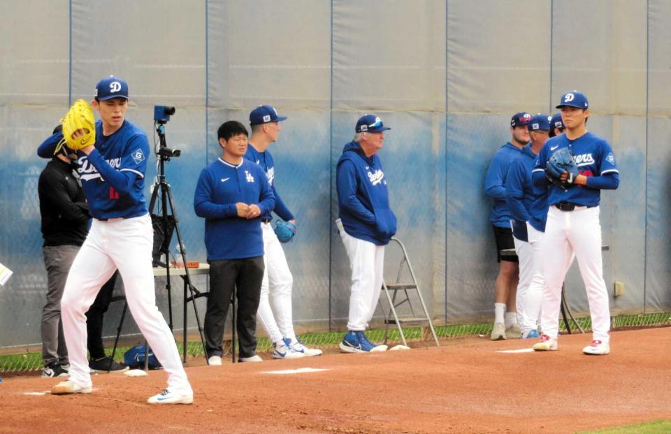 　ブルペンで並んで投球練習するドジャース・佐々木（左）と山本（撮影・小林信行）