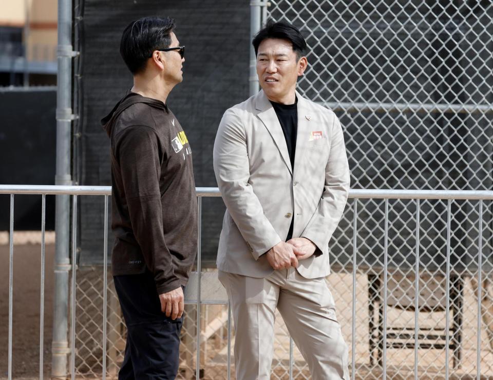 　パドレスのキャンプ地を訪れた日本代表・井端監督（右）