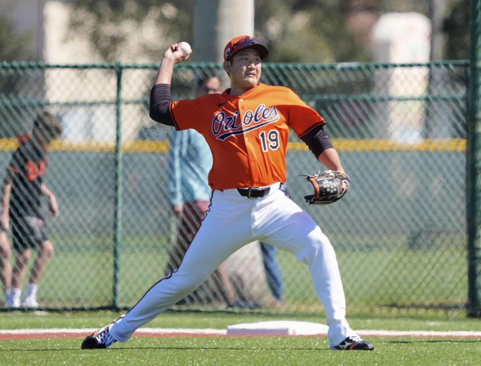 　キャッチボールする菅野