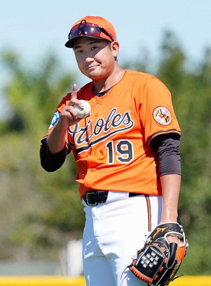 　キャッチボール中に合図するオリオールズ・菅野（共同）