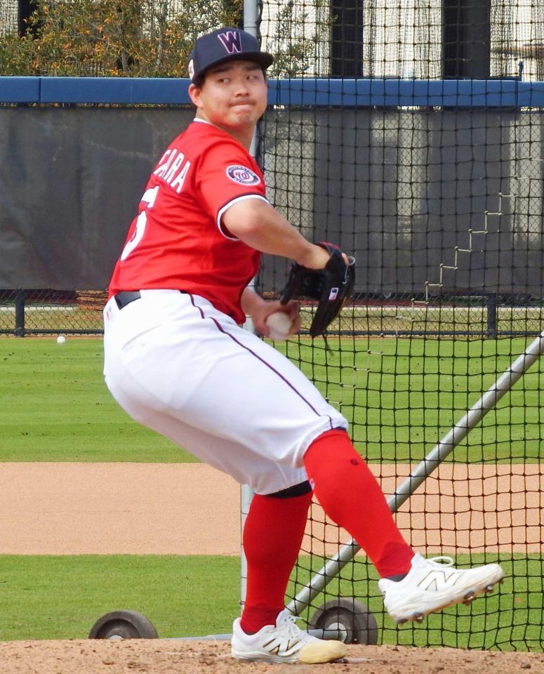 　実戦形式の練習に登板したナショナルズ・小笠原（共同）