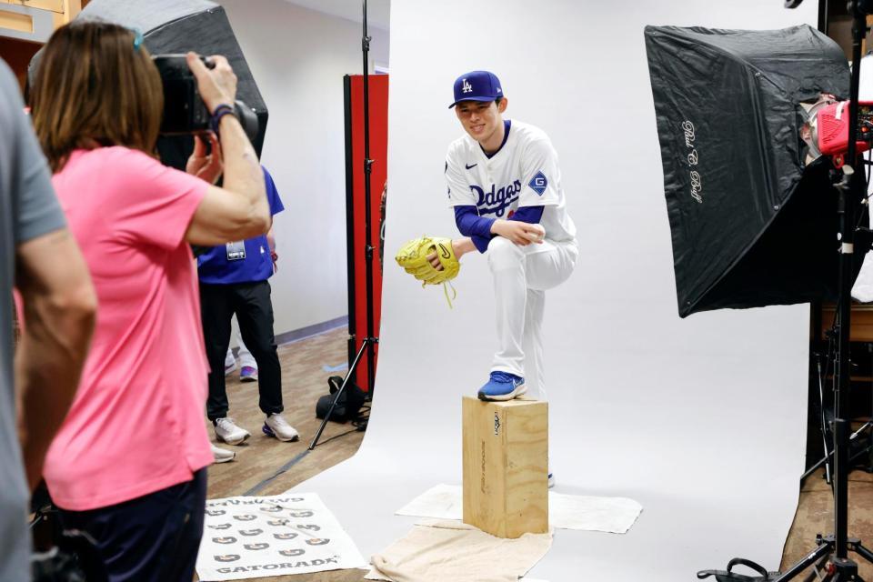 　メディア向けの撮影で写真に納まる佐々木（共同）