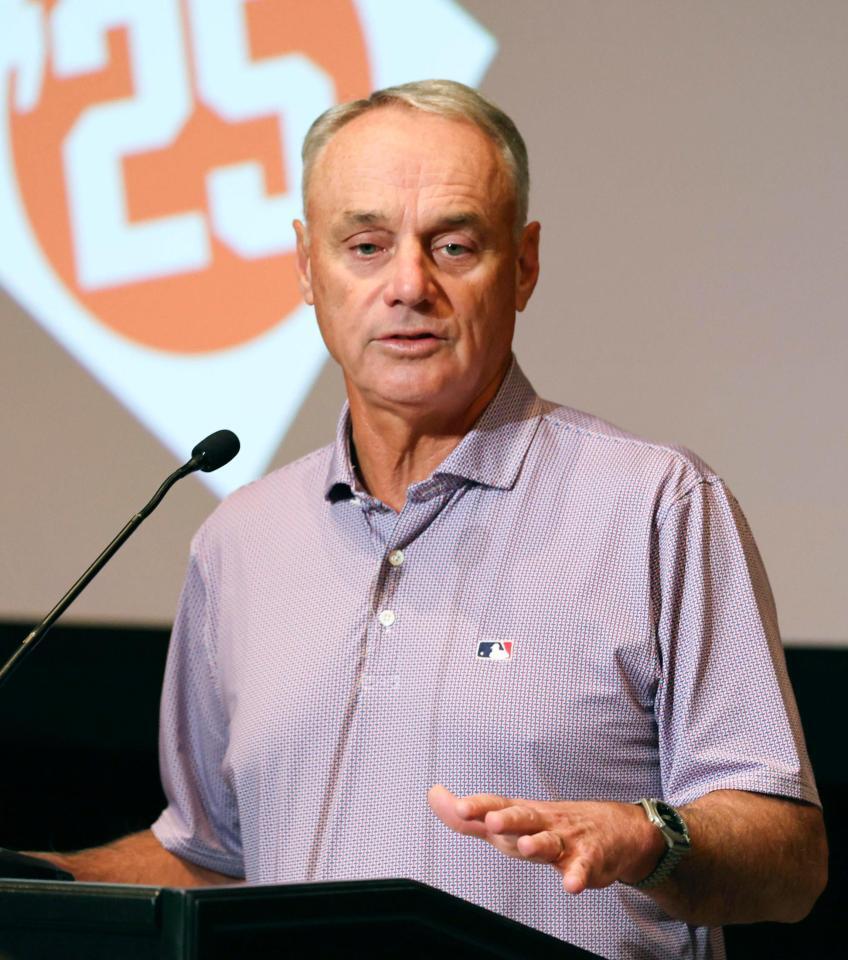 　記者の質問に答えるＭＬＢコミッショナーのマンフレッド氏（共同）