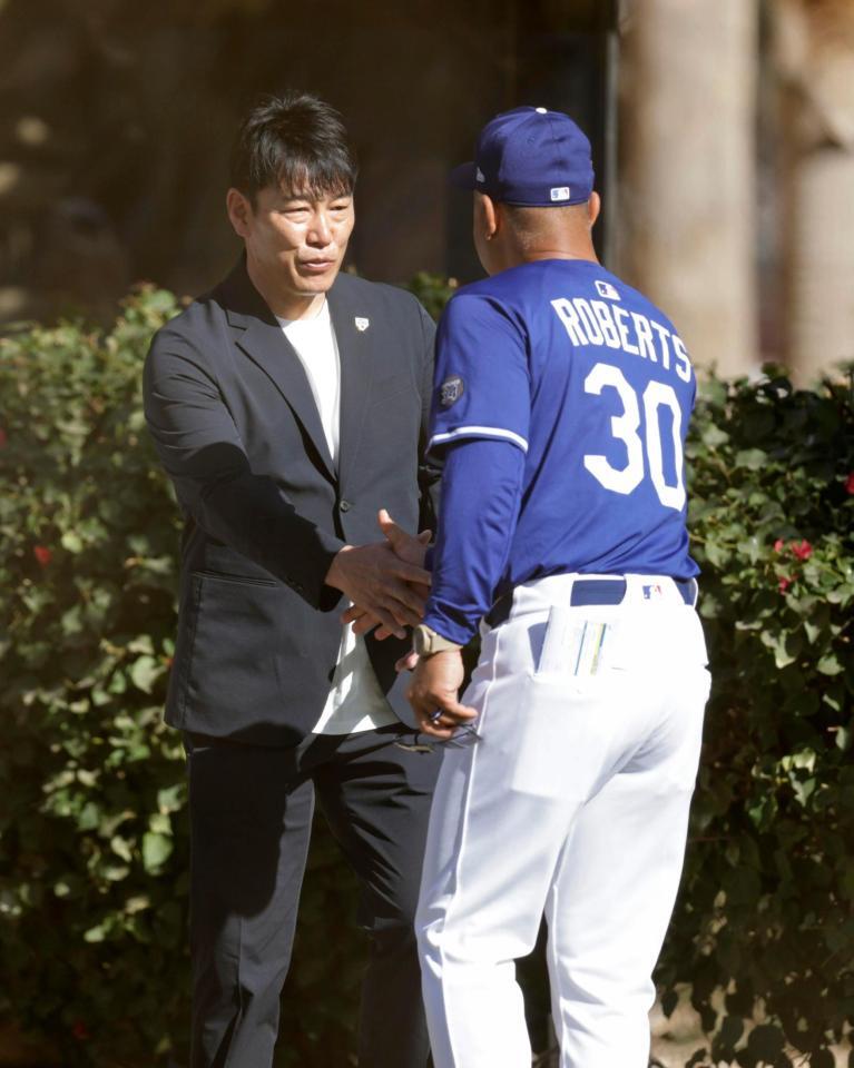 　キャンプの視察に訪れ、ロバーツ監督（３０）と握手する井端監督（共同）