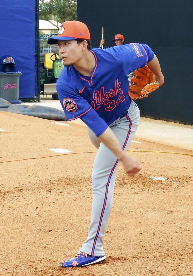 　ブルペンで投球するメッツ・千賀（共同）