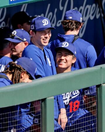 　ベンチで佐々木と談笑する、登板を終えた山本（右）＝共同