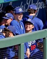 　ベンチで佐々木と談笑する、登板を終えた山本（右）＝共同