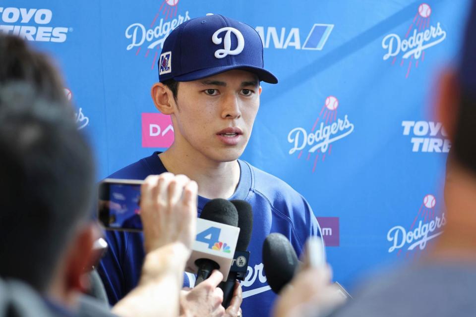 　練習後、記者の質問に答える佐々木（共同）