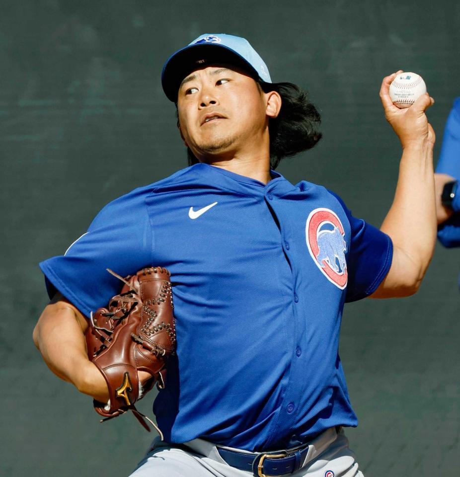 　ブルペンで投球するカブス・今永（共同）