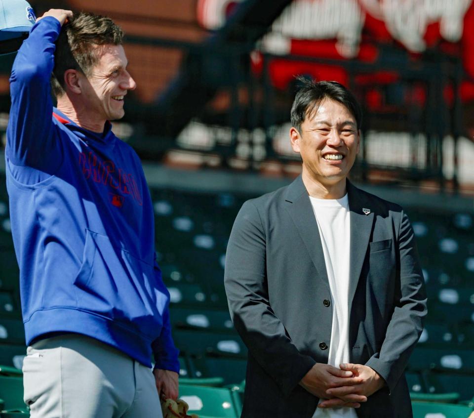 　カブスのキャンプ地を訪れ、カウンセル監督（左）と談笑する侍ジャパンの井端監督（共同）