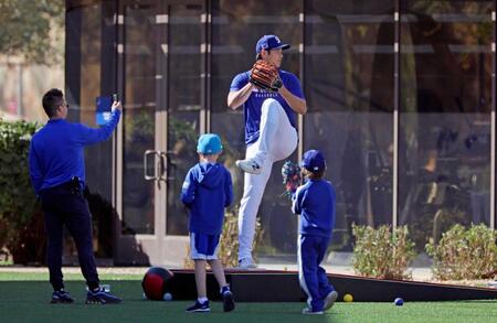 　壁当てをする大谷（共同）