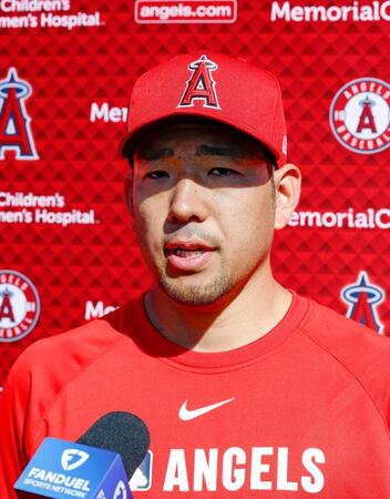 　開幕投手を務めることが発表され、取材に応じる菊池（共同）