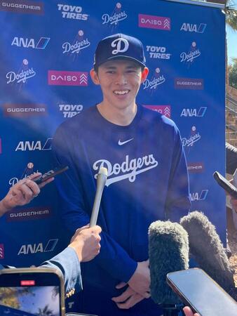 　結婚したことを発表し、取材に応じる佐々木（共同）