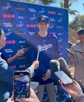 　結婚したことを発表し、取材に応じる佐々木（共同）