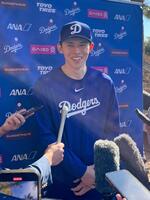 　結婚したことを発表し、取材に応じる佐々木（共同）