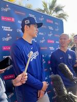 　結婚したことを発表し、取材に応じる佐々木（共同）