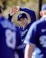 　ウオーミングアップする佐々木（共同）