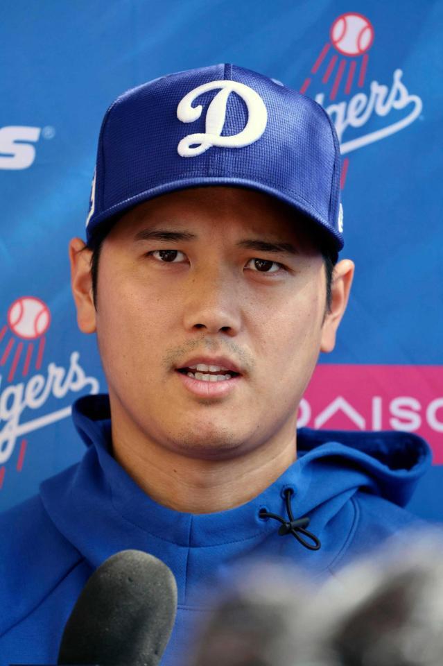 　取材に応じるドジャースの大谷（共同）