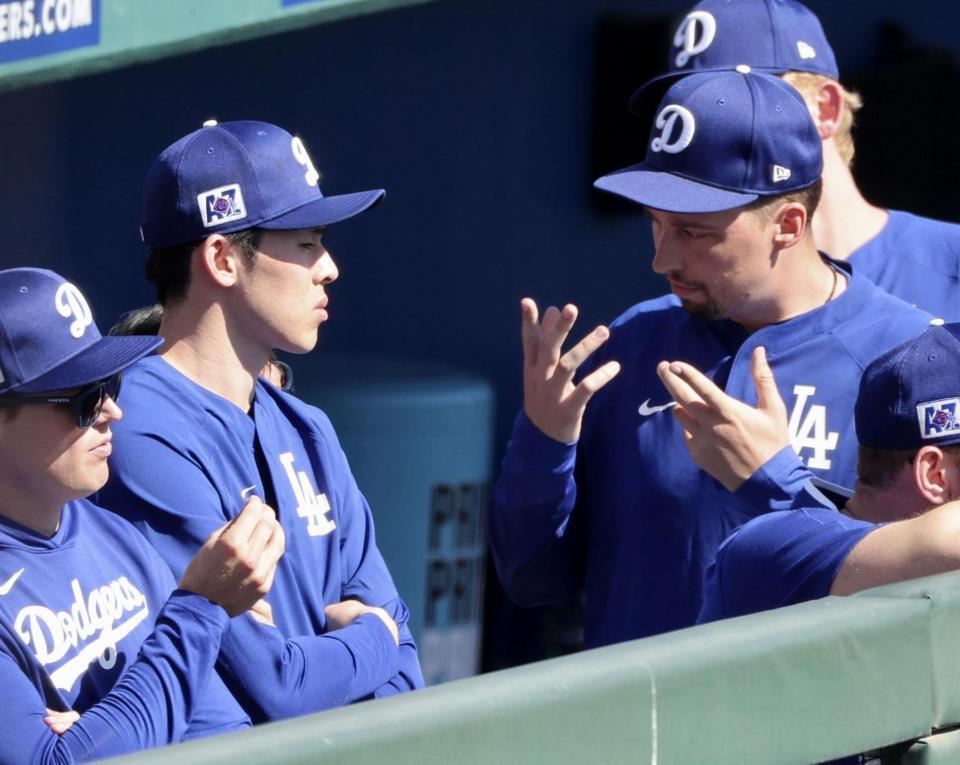 　ベンチでスネル（右）と話をするドジャース・佐々木（左から２人目）＝共同