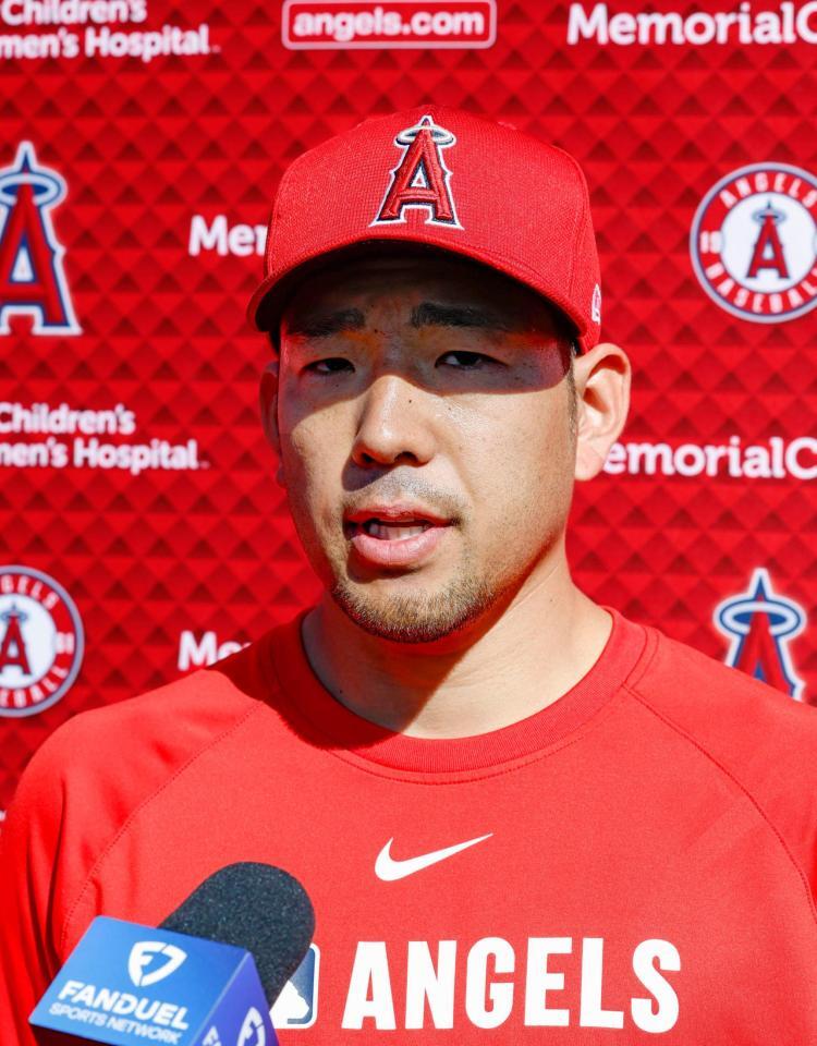 　開幕投手を務めることが発表され、取材に応じる菊池（共同）