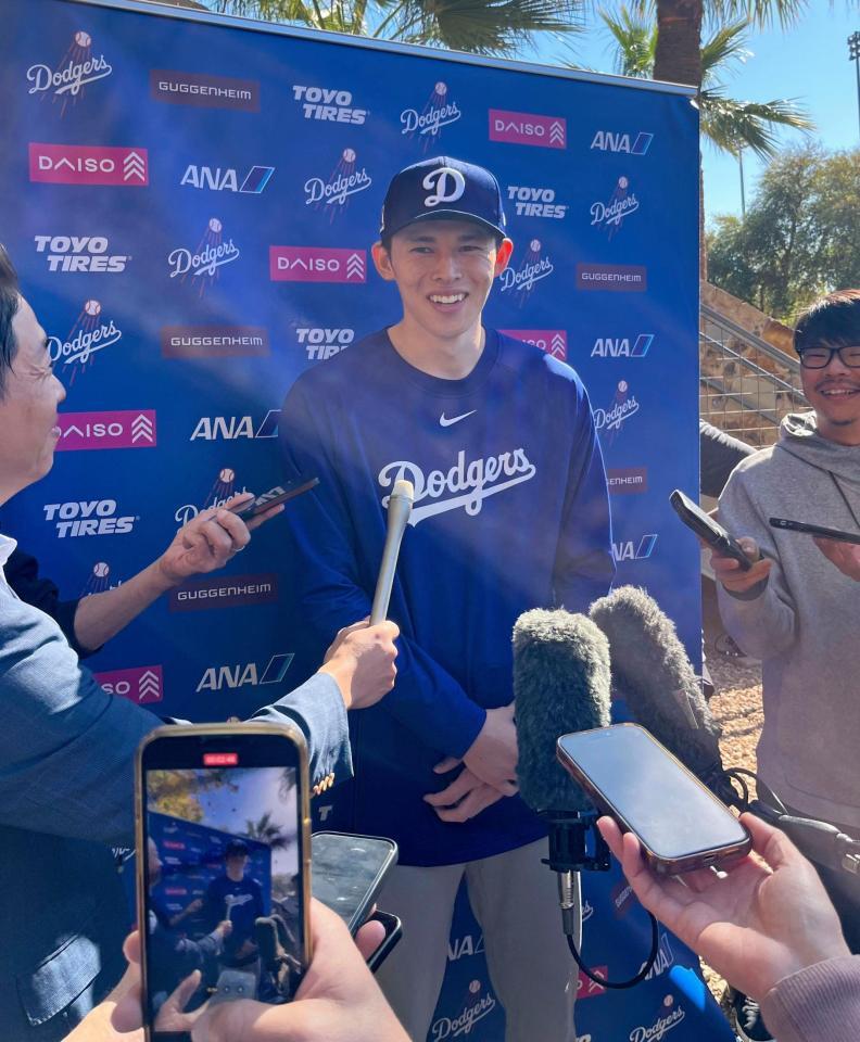 　結婚したことを発表し、取材に応じる佐々木（共同）