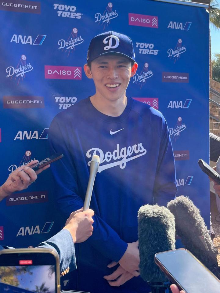 　結婚したことを発表し、取材に応じる佐々木（共同）