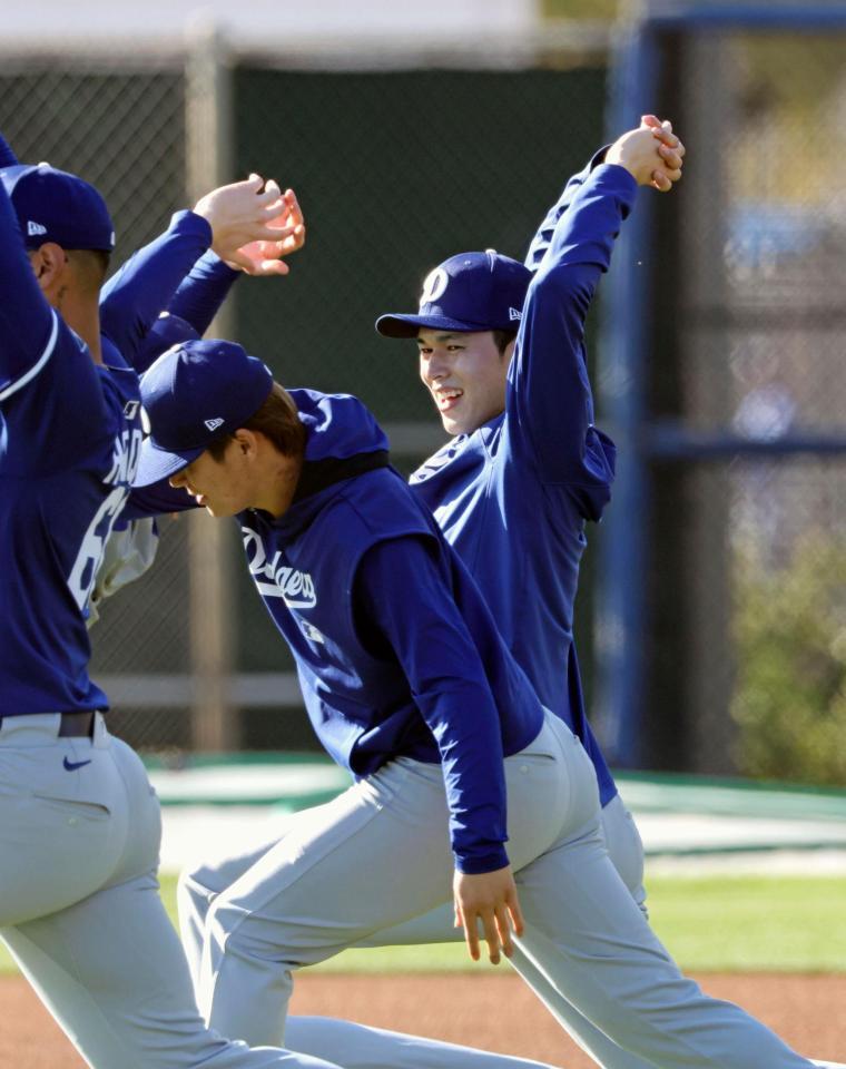 　山本（手前）とウオーミングアップする佐々木（共同）
