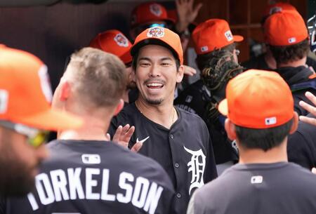 　２回を投げ終え、ベンチでチームメートと笑顔でタッチを交わす前田（共同）