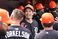 　２回を投げ終え、ベンチでチームメートと笑顔でタッチを交わす前田（共同）