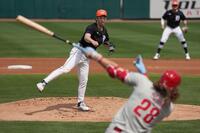 　１回、ボームから空振り三振を奪う前田（共同）