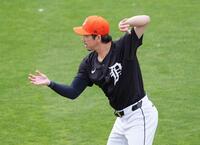 　オープン戦の試合前に「マエケン体操」をする前田（共同）