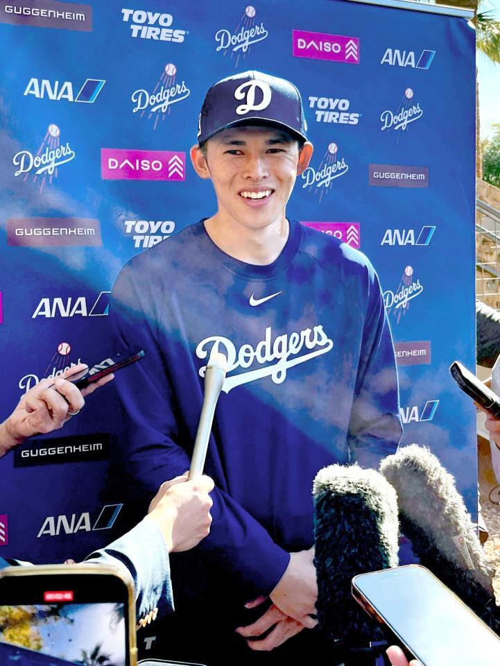 　結婚したことを発表し、取材に応じるドジャースの佐々木（共同）