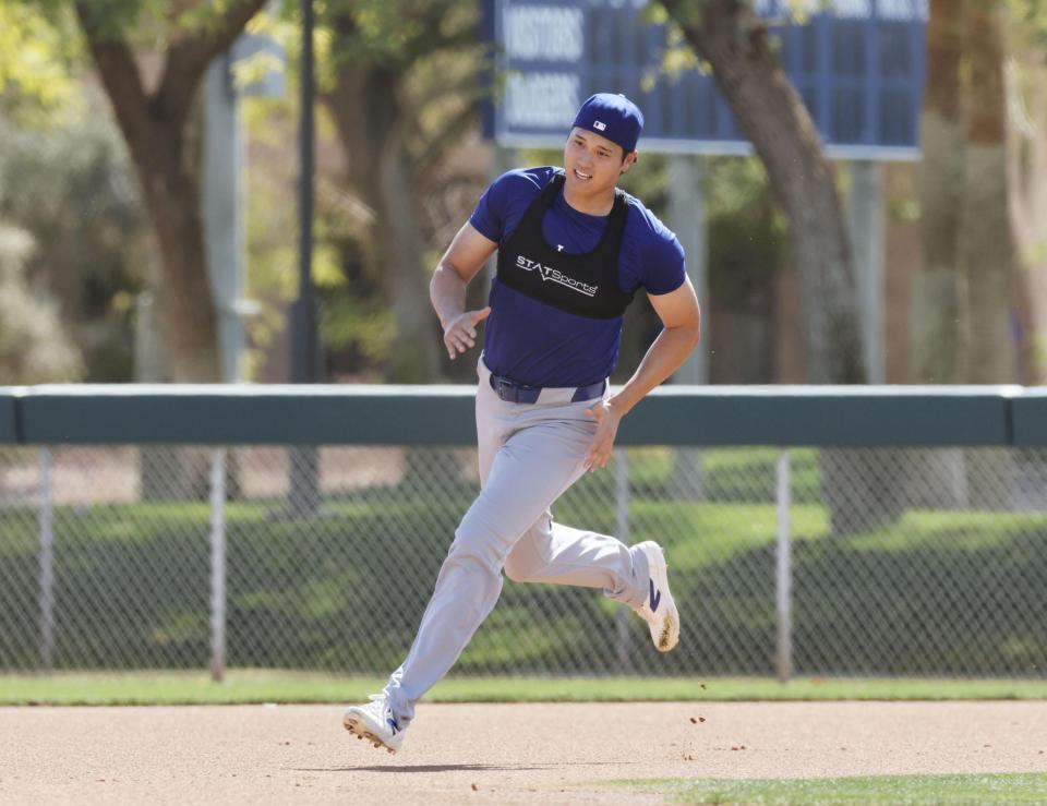 　ベースランニングする大谷（共同）