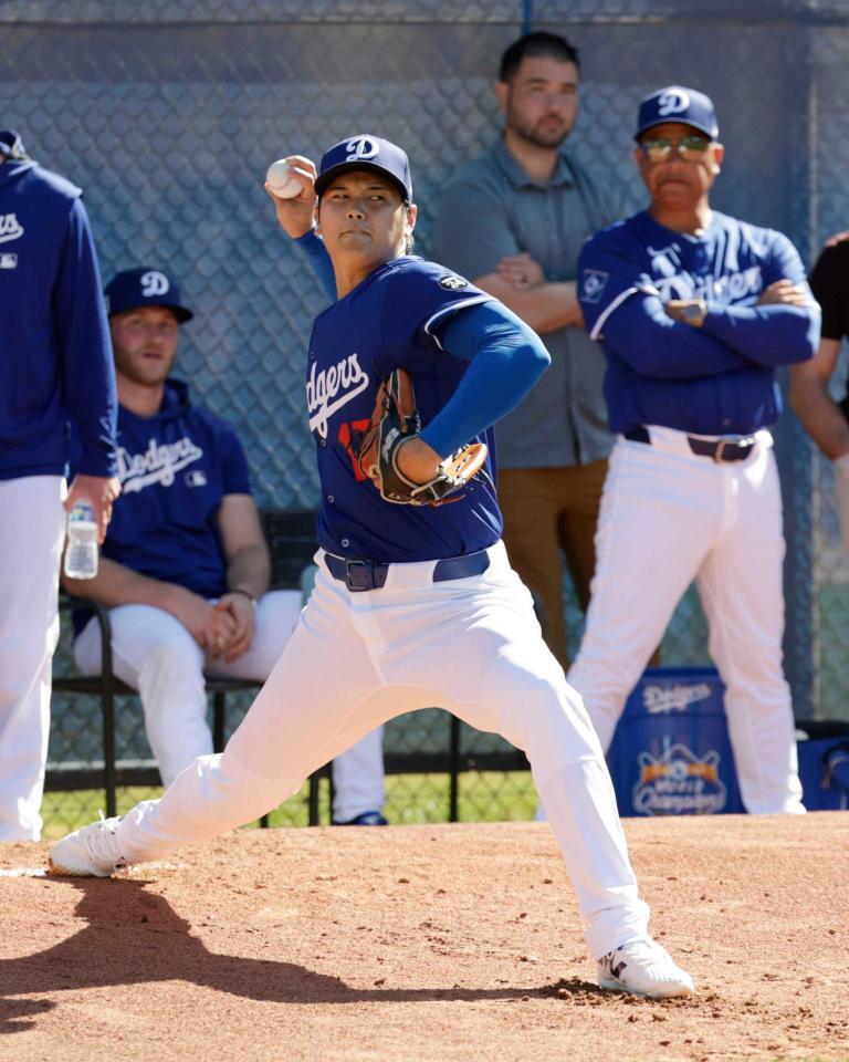 　ブルペンで投球練習するドジャース・大谷。右はロバーツ監督（共同）