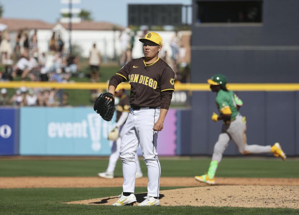 　６回に登板し、先頭打者バトラー（右）に本塁打を浴びたパドレス・松井（共同）