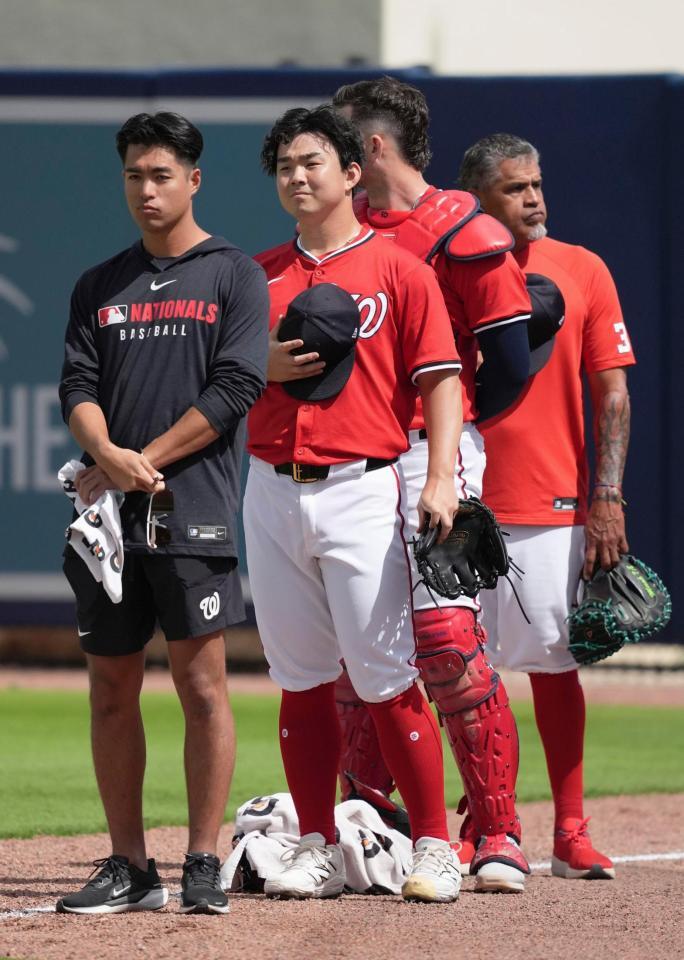 　メッツ戦前の国歌斉唱で整列する小笠原（左から２人目）＝共同