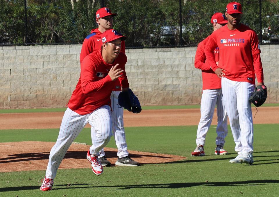 　投内連係でベースカバーに走る青柳（左手前）（共同）