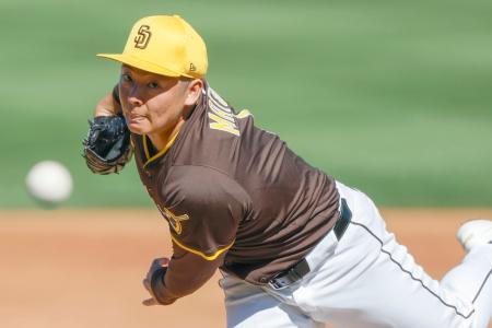 　エンゼルス戦に登板したパドレス・松井＝ピオリア（共同）