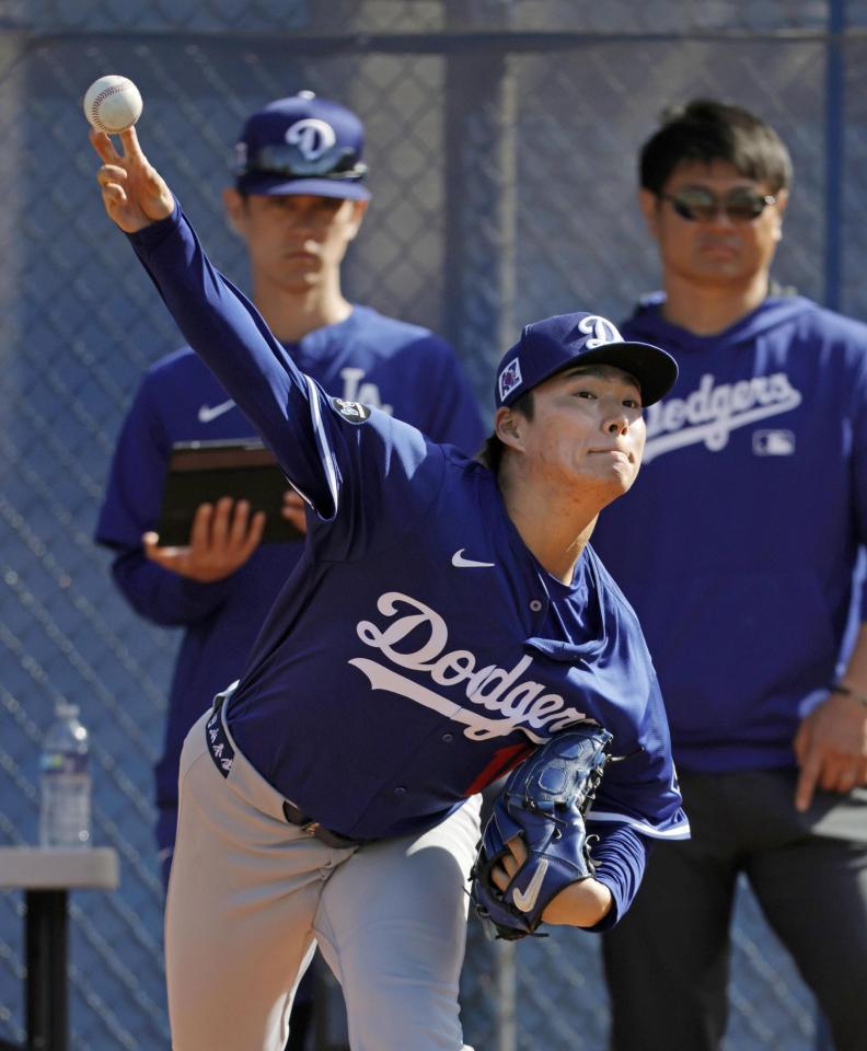 　ブルペンで投球練習するドジャース・山本